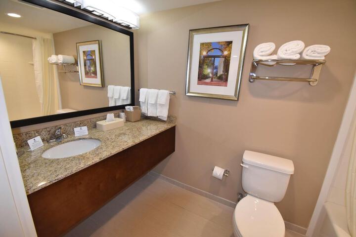 1 King Bed Exterior Accessible Annex Building High Speed Internet Accessible Microwave and Refrigerator Full Breakfast (2 of 10)