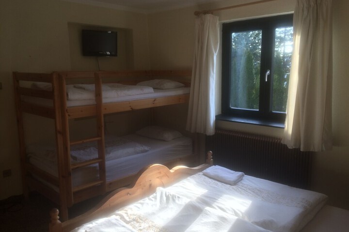 Room 16 of 77