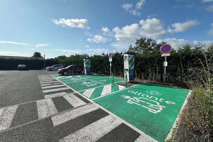 Electric vehicle charging station