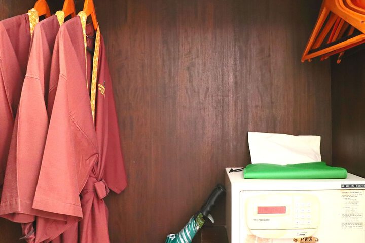 Room 90 of 242