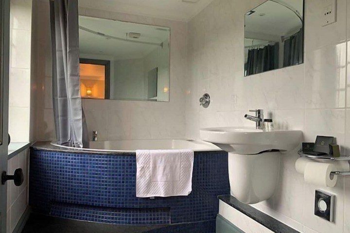 Room 12 of 48