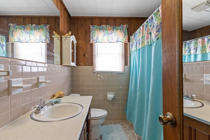 Room 9 of 18