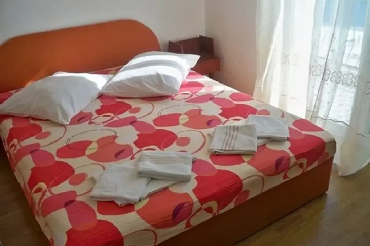 Room 4 of 13