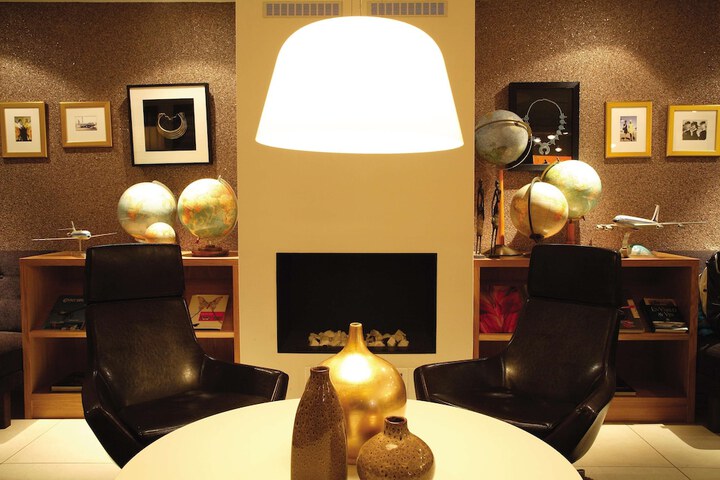 Lounge 74 of 86