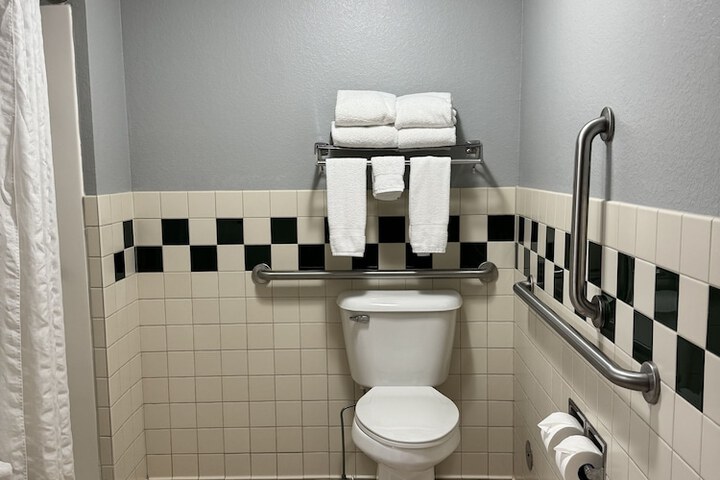 2 Queen Beds (7 of 9)