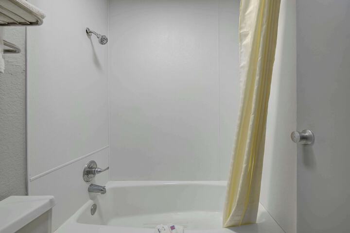 1 King Bed Micfridge (4 of 10)