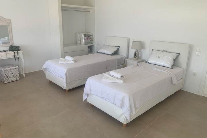 Room 5 of 10