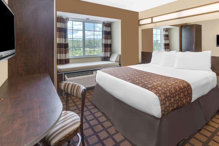 1 Queen Bed (11 of 13)