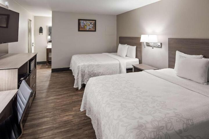 1 Queen Bed (7 of 14)