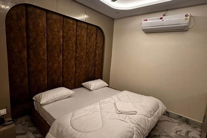 Room 4 of 10