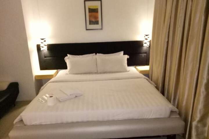 Room 9 of 26