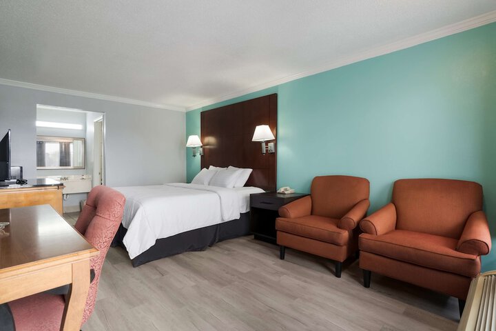 1 King Bed (15 of 18)