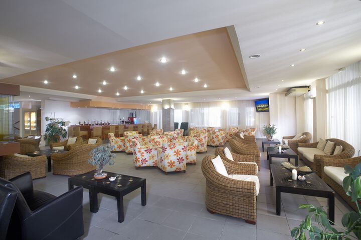 Lounge 31 of 49