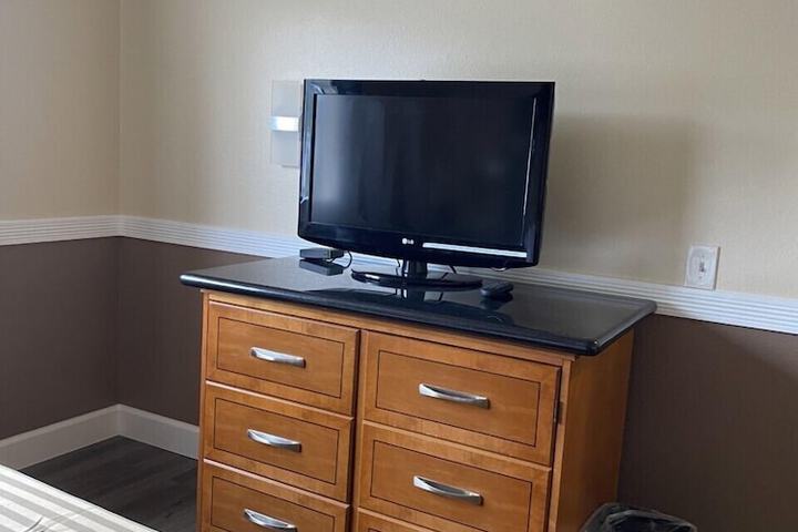 Room 4 of 16
