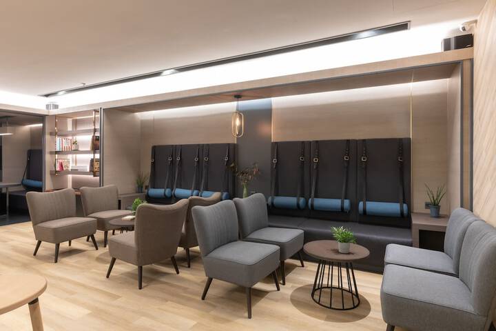 Lounge 100 of 128