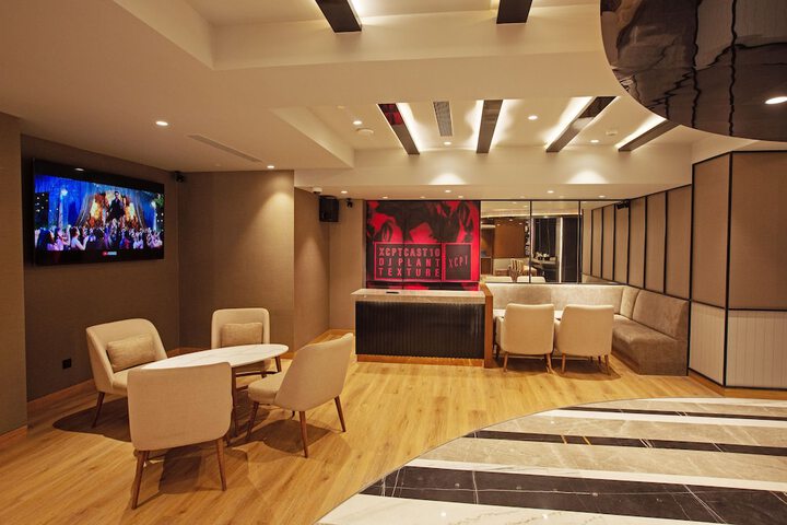 Lounge 82 of 111
