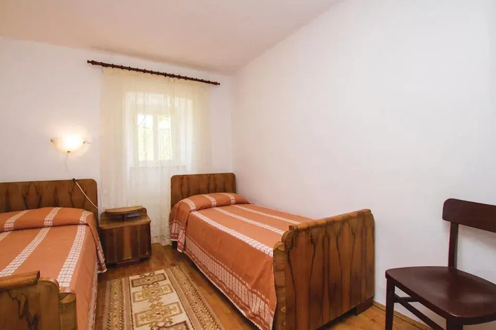 Room 2 of 16