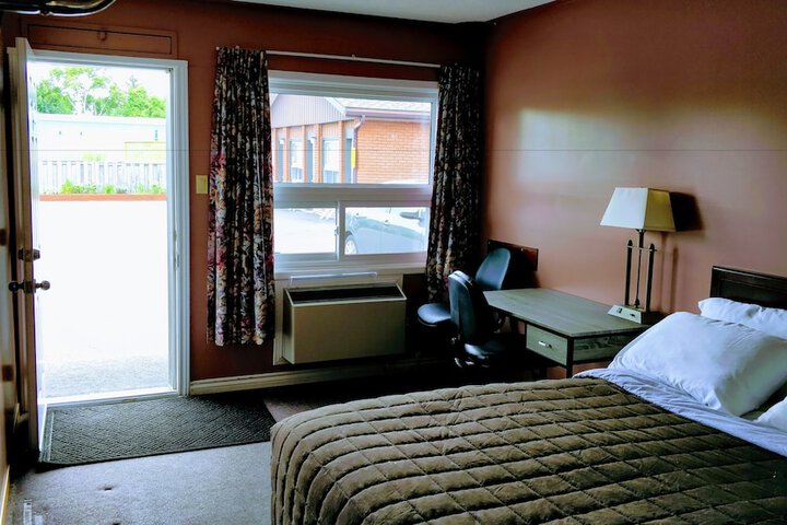 Deluxe Room 1 Queen Bed Courtyard View (3 of 19)