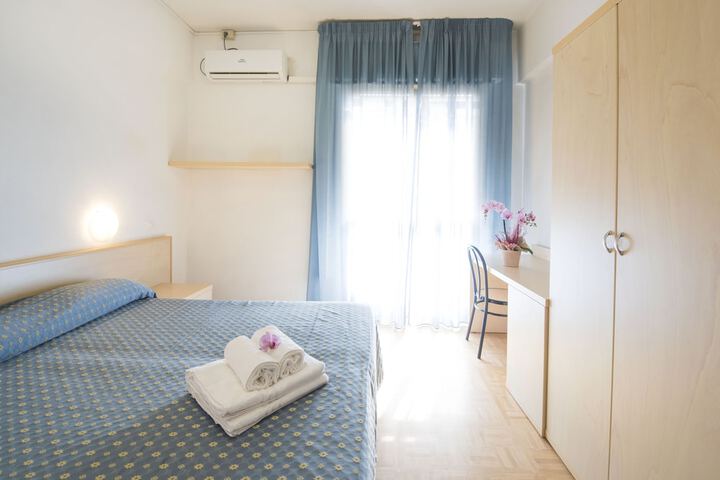 Room 10 of 25