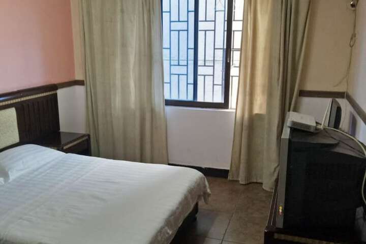 Room 4 of 9