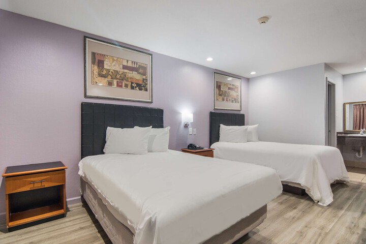 2 Double Beds (14 of 15)