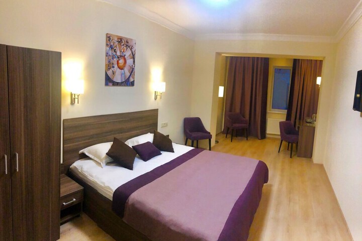 Room 44 of 106