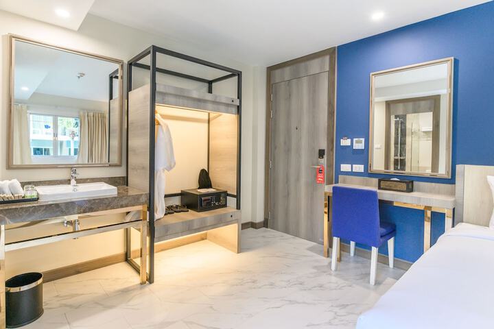 Room 25 of 156