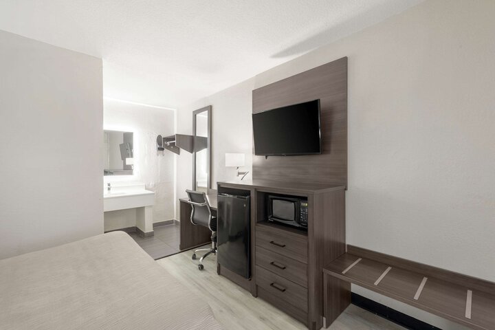 1 Queen Bed (14 of 15)