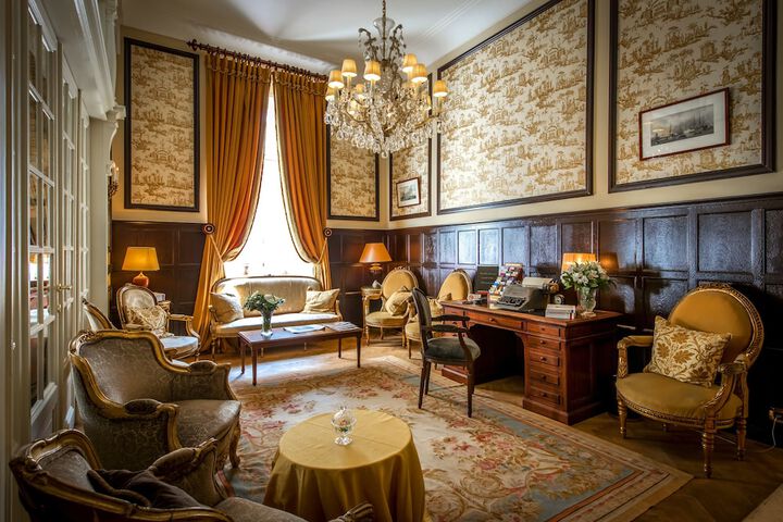 Entrance & Lobby