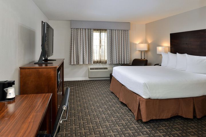 1 King Bed Microwave and Refrigerator WiFi Full Breakfast (3 of 17)