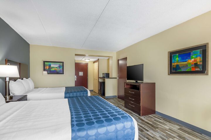 2 Queen Beds - Wireless High Speed Internet Accessible Microwave and Refrigerator Pillowto (8 of 12)