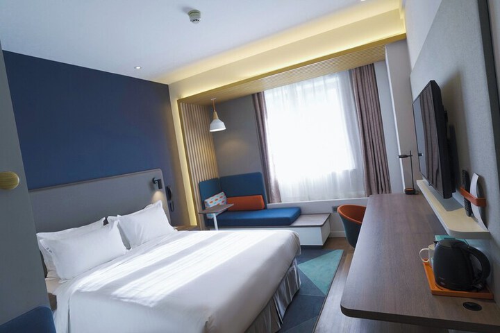 Room 6 of 40