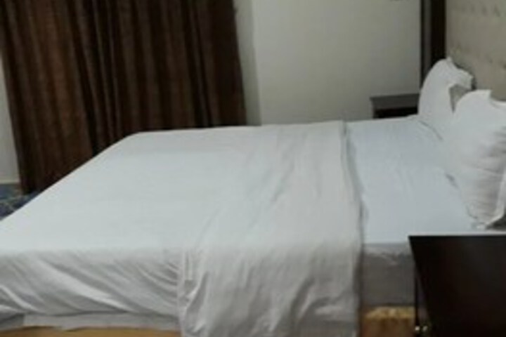 Room 5 of 16