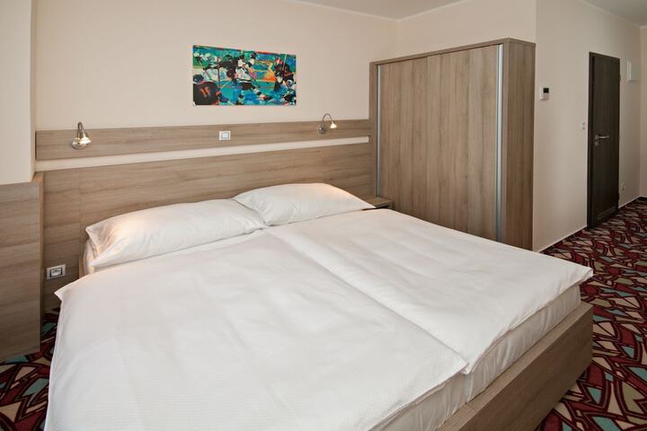 Room 2 of 40