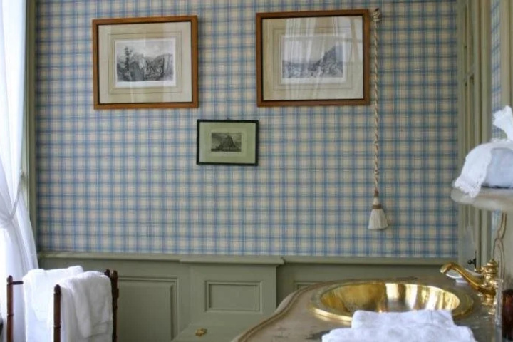 Room 4 of 12