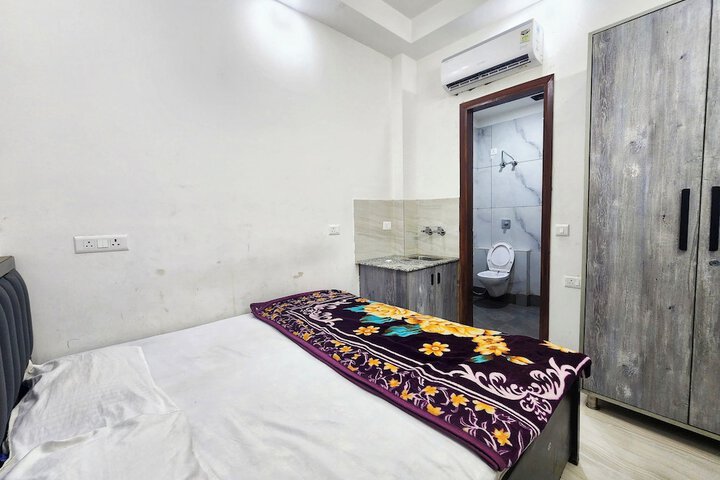 Room 11 of 28