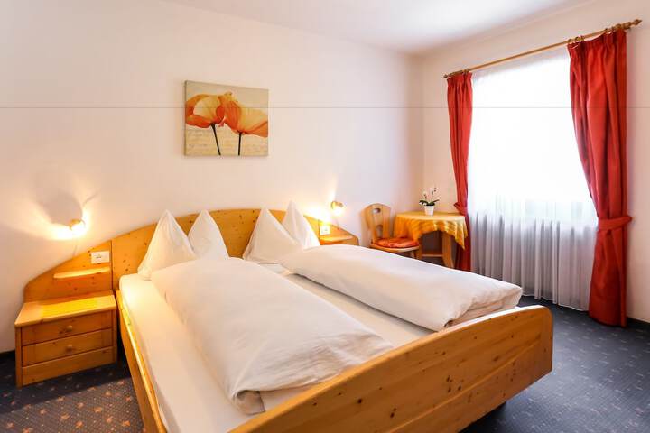 Room 4 of 92