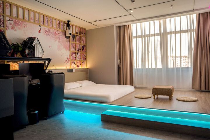 v E-sports hotels