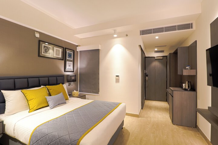 Room 32 of 65