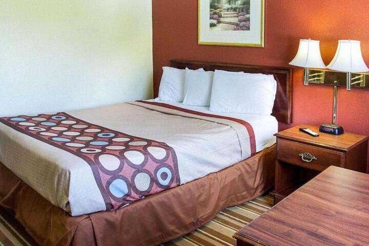 1 Queen Bed (2 of 3)