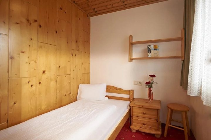 Room 4 of 17