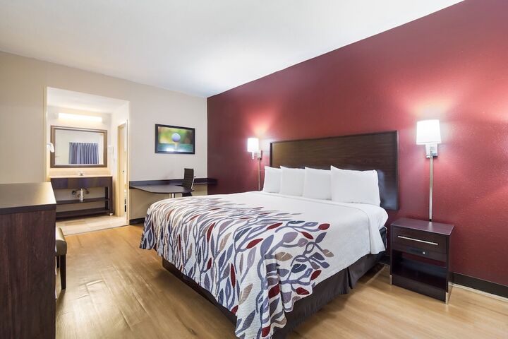 ADA Accessible Deluxe King with Roll in Shower (8 of 11)