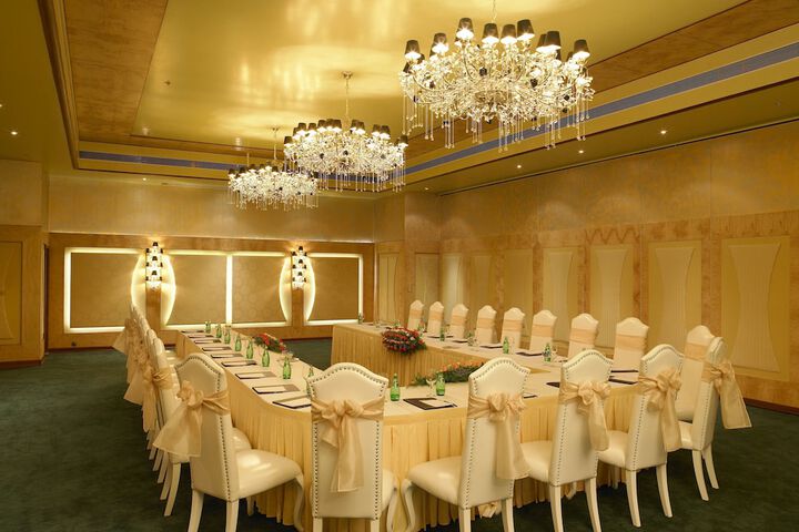 Ballroom/Hall 122 of 133