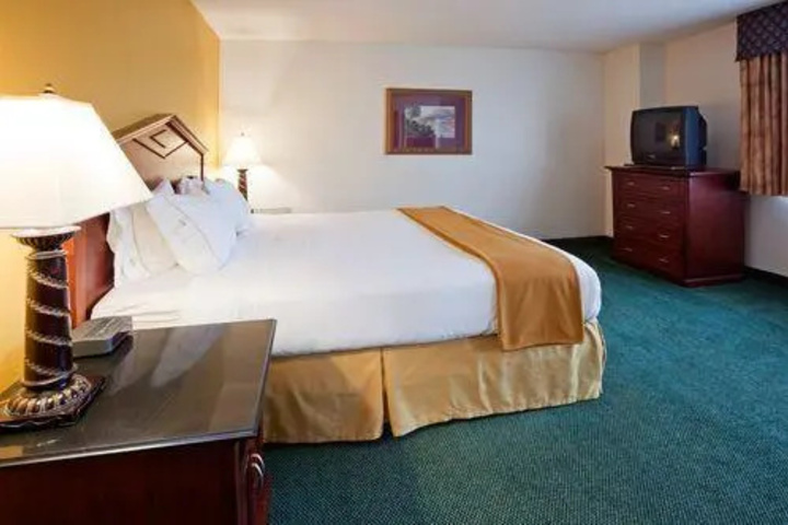 Room 4 of 8