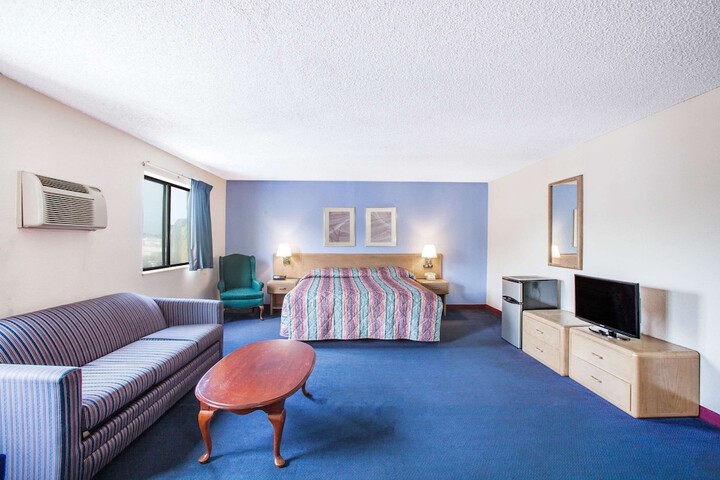 1 King Bed (2 of 10)
