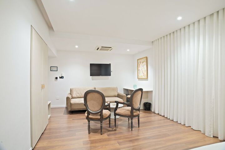 Room 33 of 62