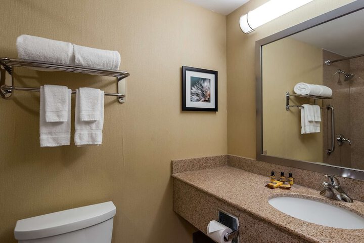 1 Queen Bed Tower Sofa Bed Work Desk Microwave and Refrigerator High Speed Internet Accessible Full Breakfast (9 of 26)