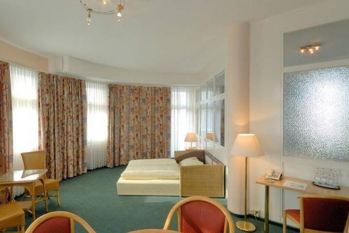 Room 16 of 103
