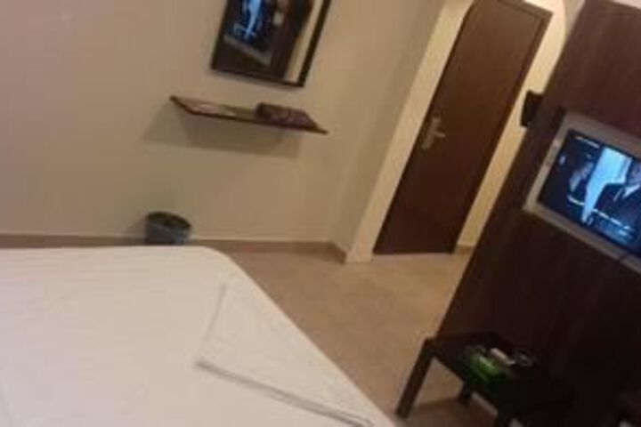 Room 12 of 25