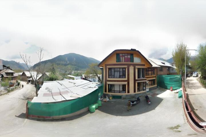 HOTEL CROWN PINE